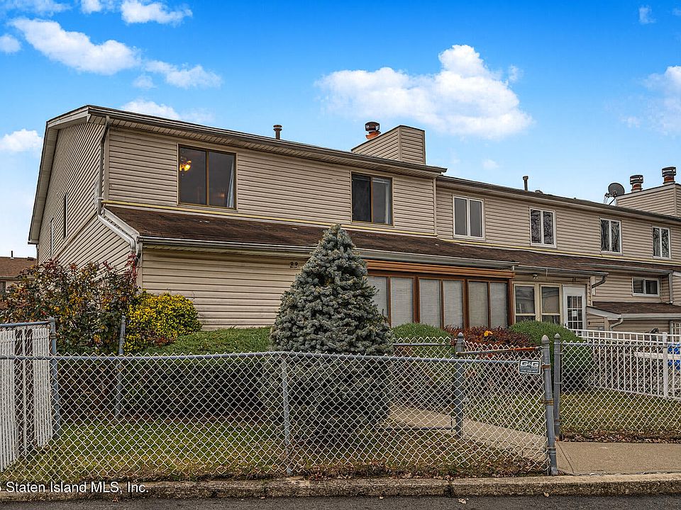 1st image of 22 Regis Dr
