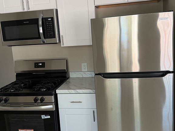 New stove and stainless steel fridge/freezer