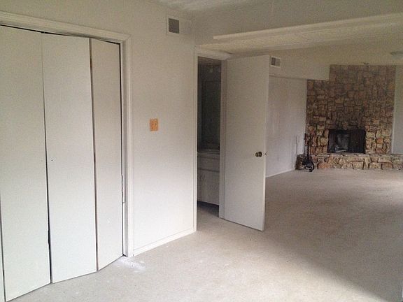 2nd image of 912 Acacia Cir