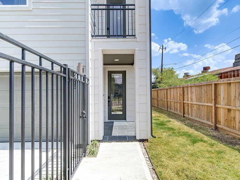 2418 Everett St — Photo 34