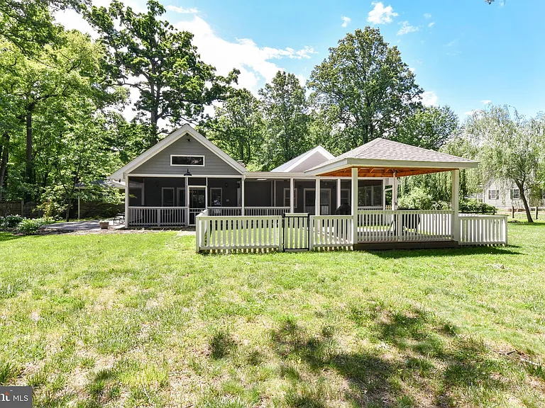 14 Oak Ln — Photo 42
