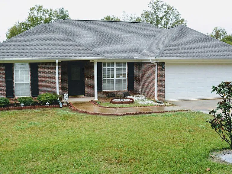 143 Simmons Dr — Photo 2