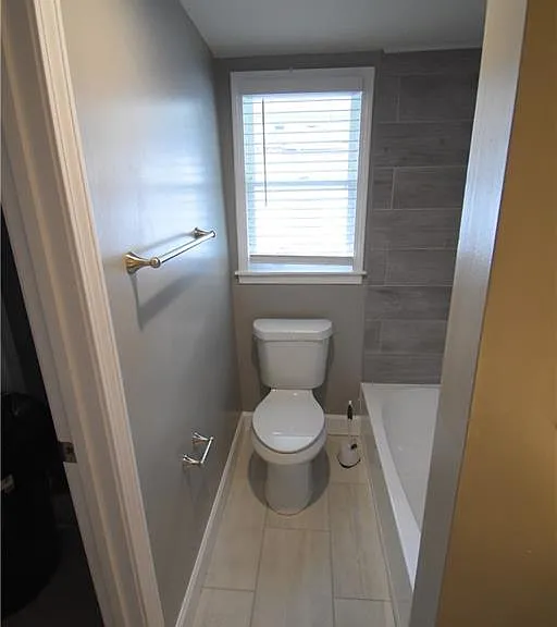 1077 Henderson St — Photo 10