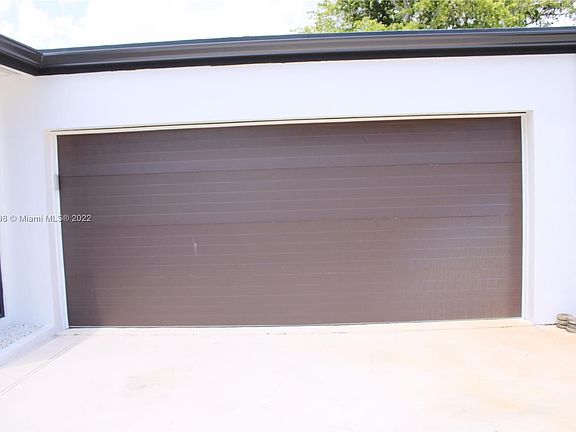 2nd image of 1408 E Hawthorne Cir