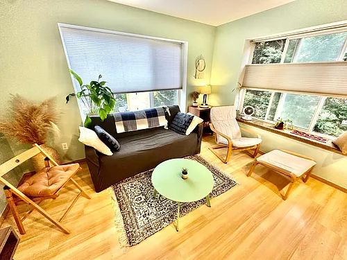 712 E Denny Way Photo 1