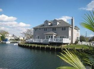 97 W 3rd St, Freeport, NY 11520