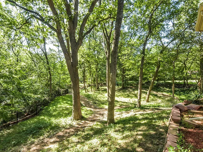 1113 Shady Oaks Cir — Photo 37