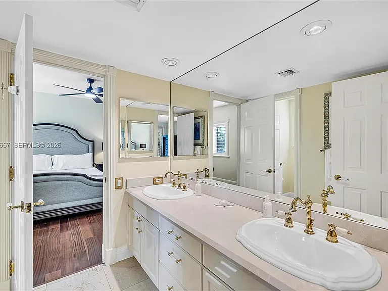 625 SE Poinciana Dr — Photo 3