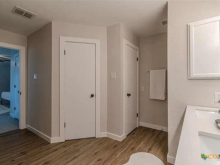 1947 Queen Victoria Dr — Photo 22