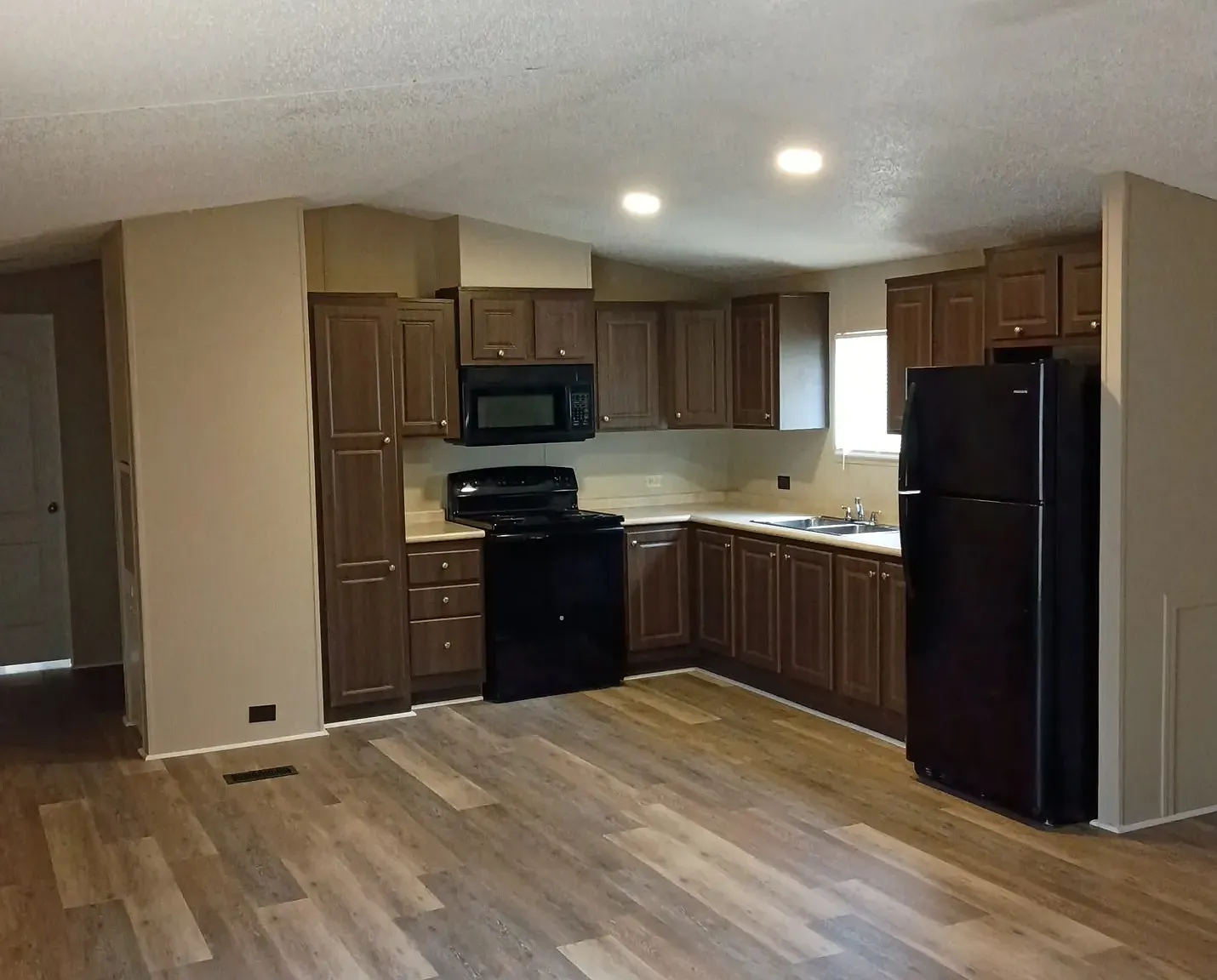 3 bed, 960 sqft, $824 — Photo 4