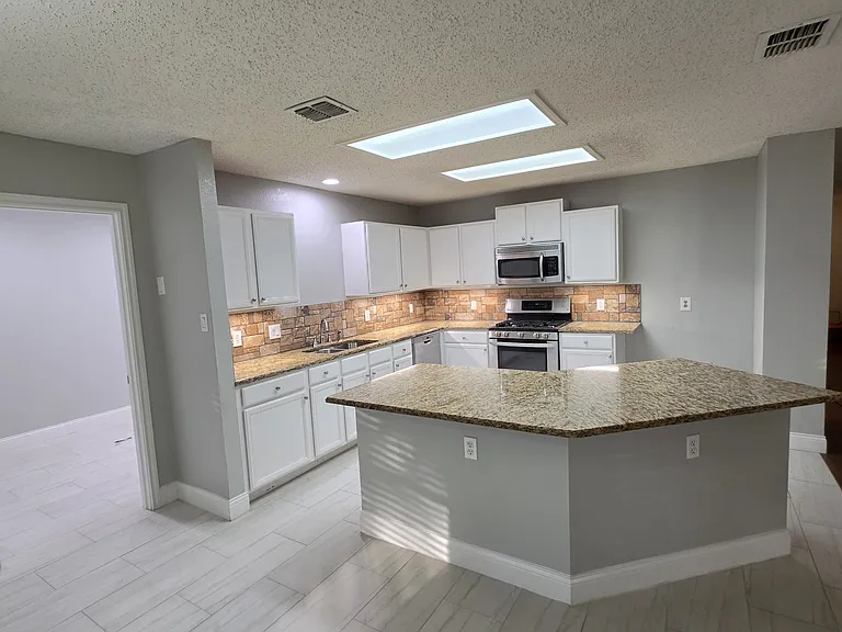 6511 White Oaks Ln — Photo 17