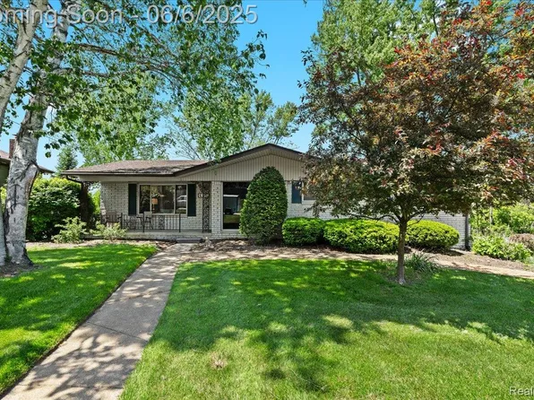8876 Sandy Crest Dr, White Lake, MI 48386