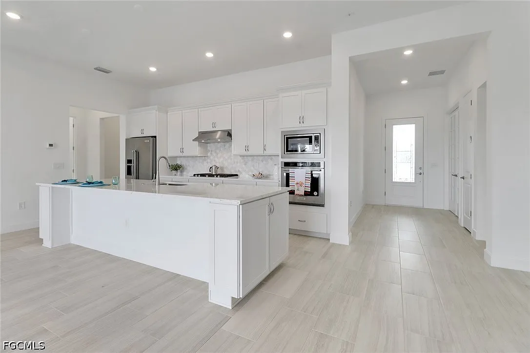 3 bed, 2.5 bath, 2269 sqft, $4,300 — Photo 2