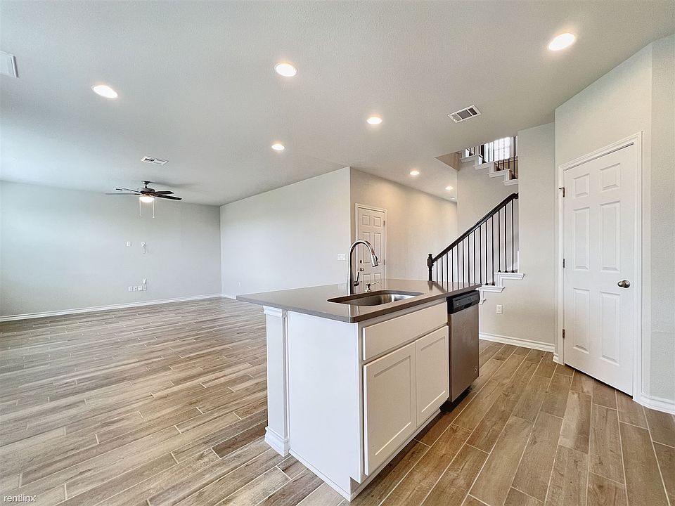 1st image of 15901 Crissom Ln