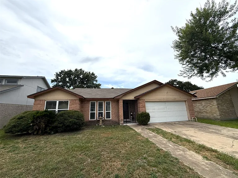 11611 Stone Bridge Dr — Photo 2