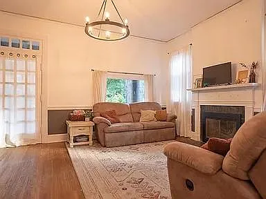 226 Warwick Ln — Photo 3