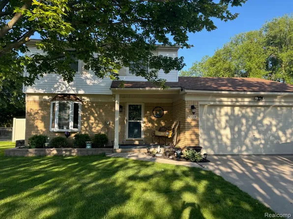 50044 Vinecrest Ln, Chesterfield, MI 48047