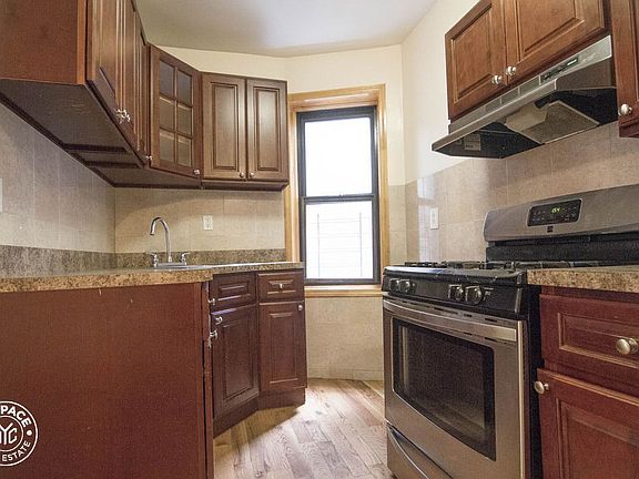 5th image of 100 E 21st St APT 115