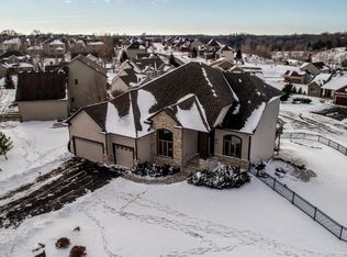 963 Woodview Cir, Carver, MN 55315