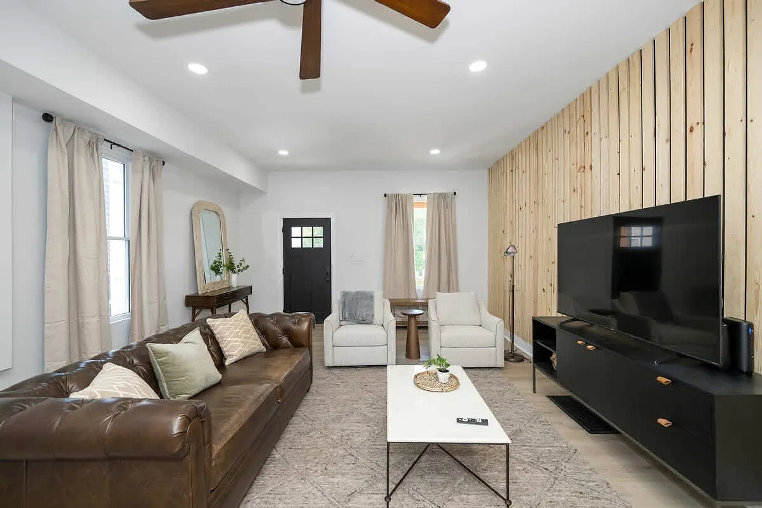 3 bed, 2.0 bath, 2217 sqft, $4,354 — Photo 3