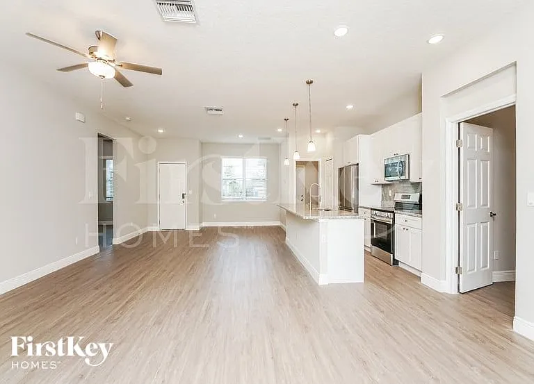 2420 San Filippo Dr SE — Photo 3