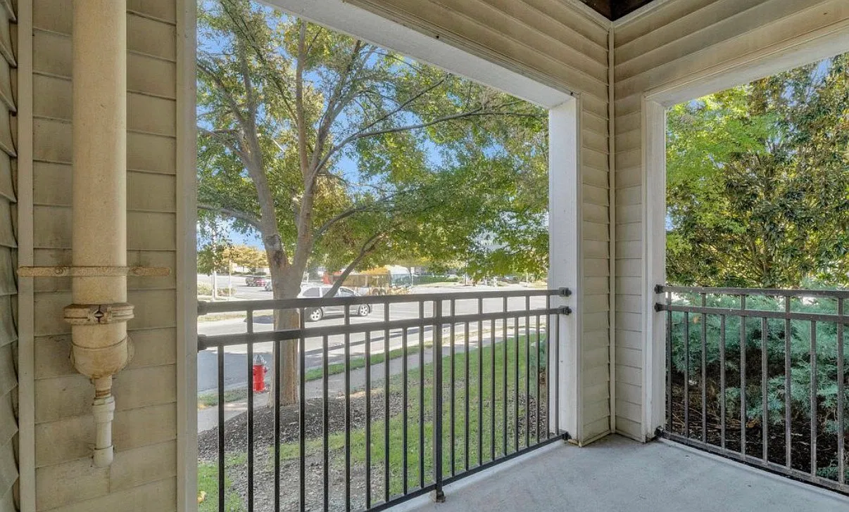 2 bed, 947 sqft, $2,400 — Photo 3