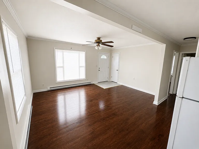 2582 Roselawn St — Photo 2