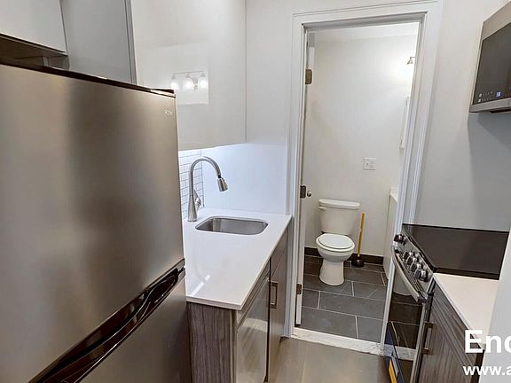 3rd image of 270 Newbury St #2D