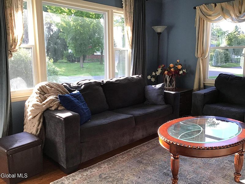 3rd image of 40 Glendale Road