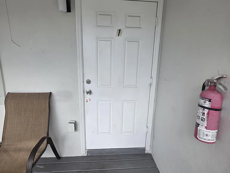 906 N Riverside Dr #1-9 — Photo 3