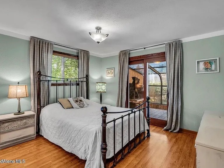 1705 E Satre Ave — Photo 16
