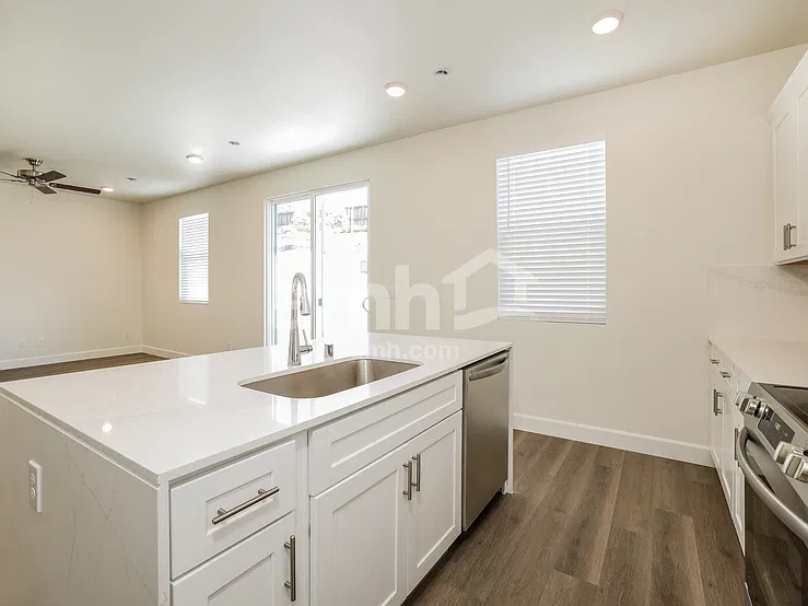 3 bed, 2.5 bath, 1719 sqft, $3,150 — Photo 4