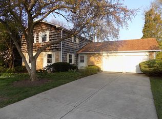 160 Belaire Dr, Buffalo Grove, IL 60089