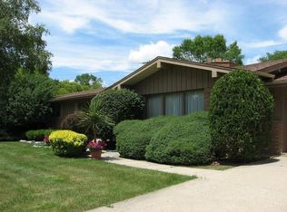 724 E Wahner Pl, Bayside, WI 53217