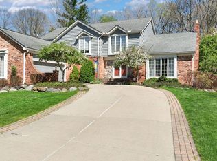 1382 Springwood Ln, Rochester Hills, MI 48309