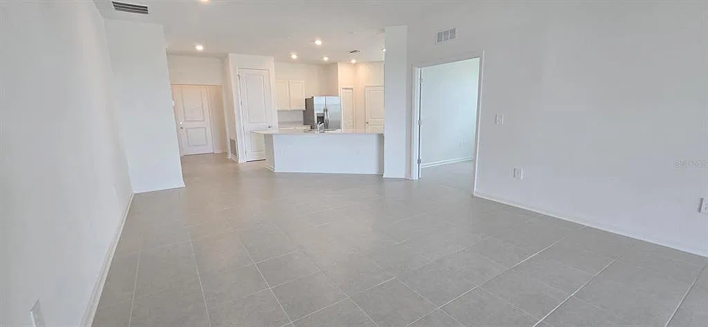 3 bed, 2.0 bath, 2019 sqft, $2,000 — Photo 2