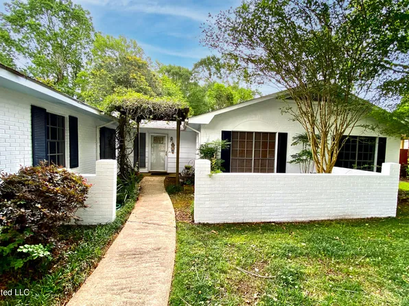 1812 Seacliffe Dr, Gautier, MS 39553