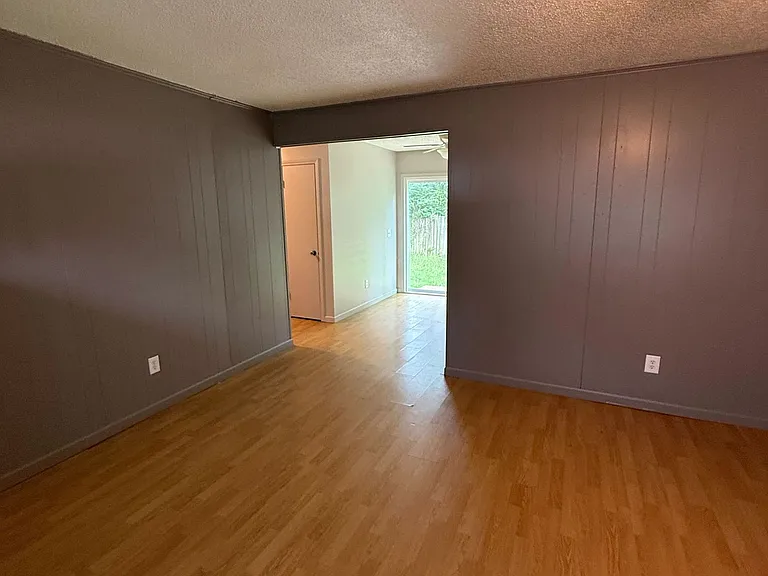 1404 Larsen Ln — Photo 3