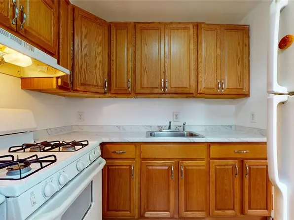 124-01 Hillside Avenue image 7 of 20