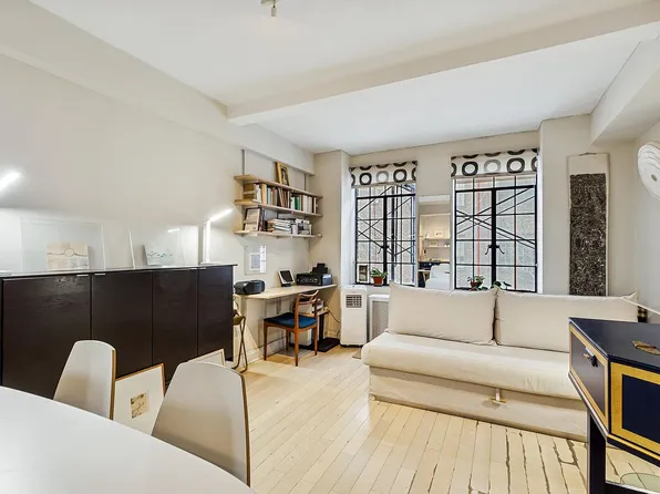 320 E 42nd St APT 717, New York, NY 10017