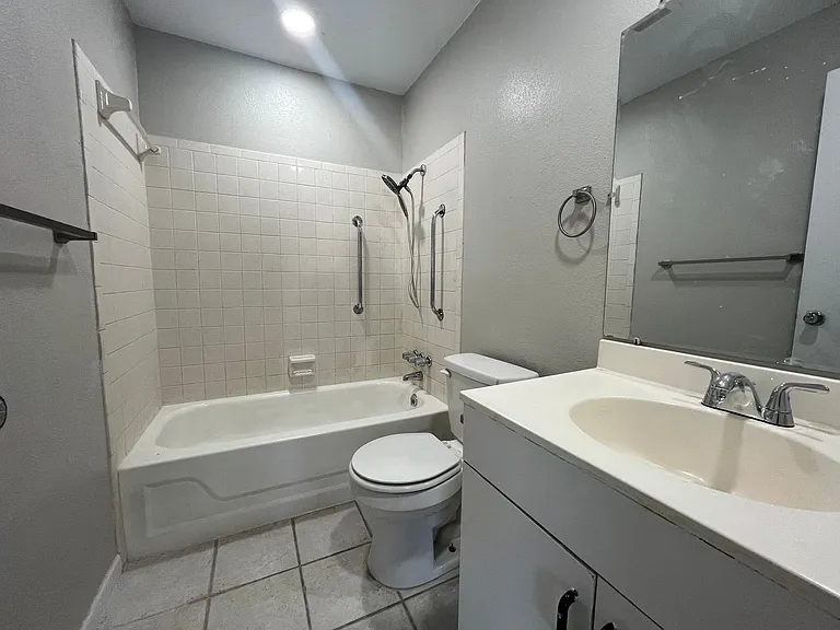1712 W House St #B — Photo 5