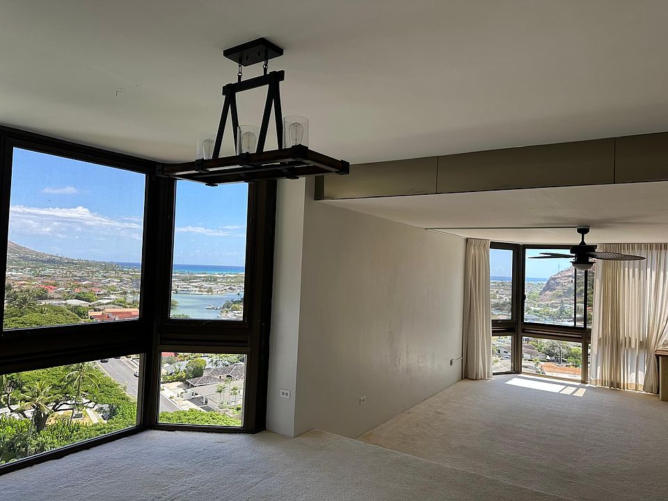 Living room with a view of Koko head, ocean and marina