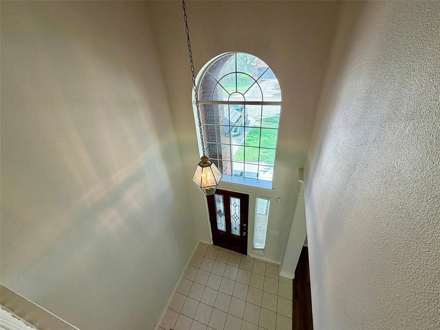 4 bed, 2.5 bath, 2451 sqft, $2,450 — Photo 3