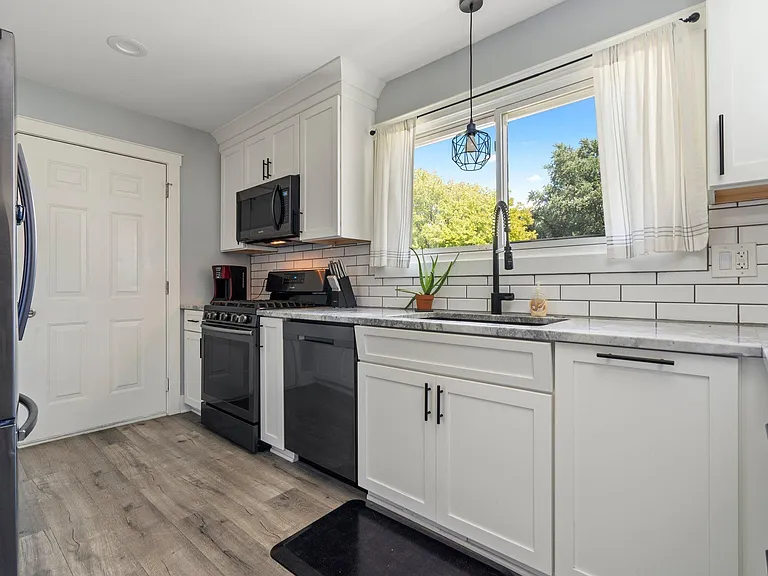 5458 Military Ave — Photo 10