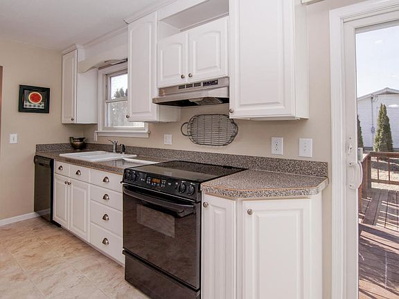 5th image of 1585 Bayview Dr