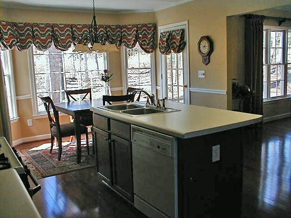 Kitchen/ Center Island