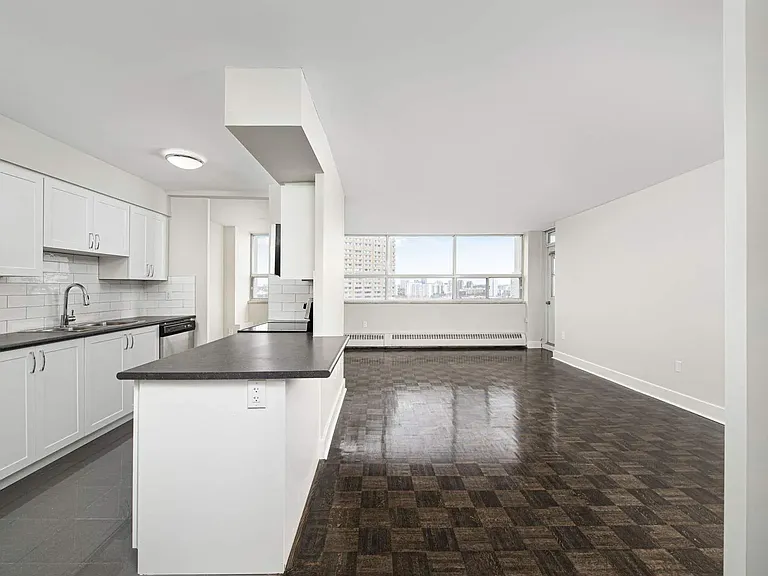 71 Thorncliffe Park Dr — Photo 7