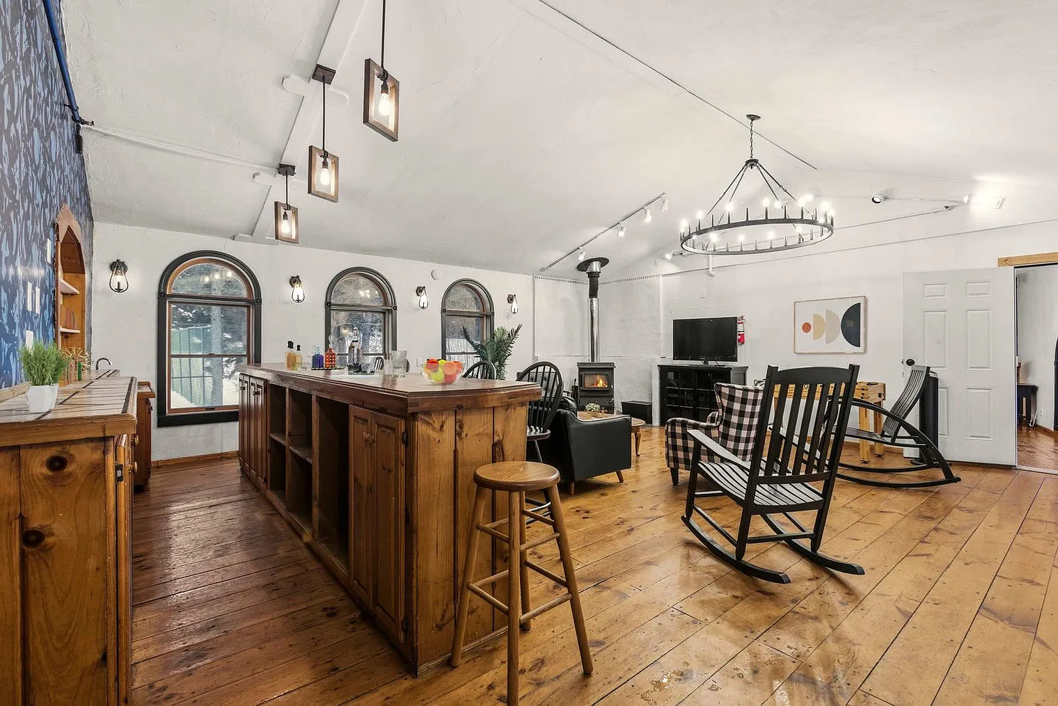 9 bed, 9.0 bath, 6792 sqft, $36,861 — Photo 1