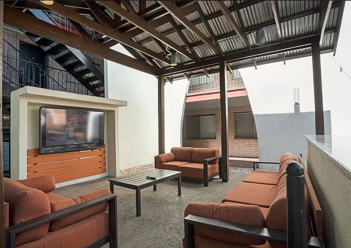 2 bed, 900 sqft, $1,699 — Photo 2