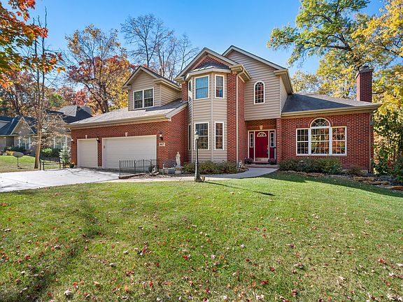 3rd image of 907 Westwood Cir